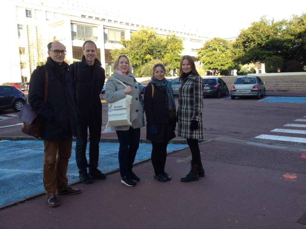 Professori Harri Veivo, kirjailija Petri Tamminen, Kirjailijaliiton toiminnanjohtaja Suvi Oinonen sekä kirjailijat Pauliina Haasjoki ja Marisha Rasi-Koskinen