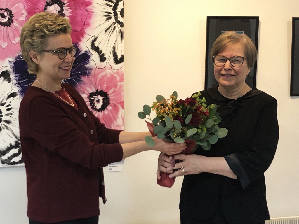 Sirpa Kähkönen ojensi kukat yhdistyksen puheenjohtaja Marketta Takulle.